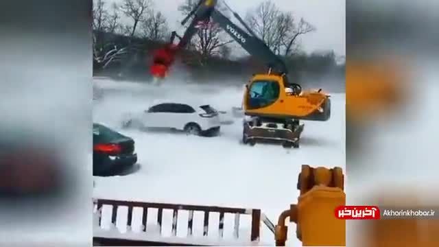 سیستم پاک کردن برف از روی ماشین‌ها در کانادا | ویدیو