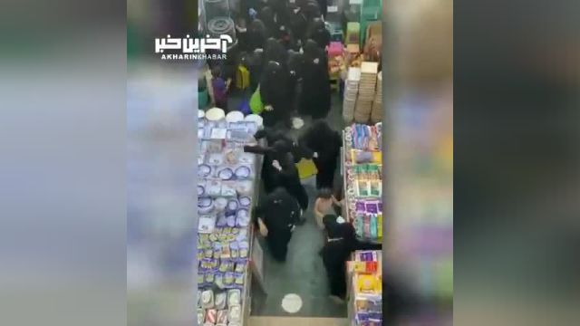هجوم عجیب زنان عربستانی برای خرید از فروشگاه تخفیف خورده