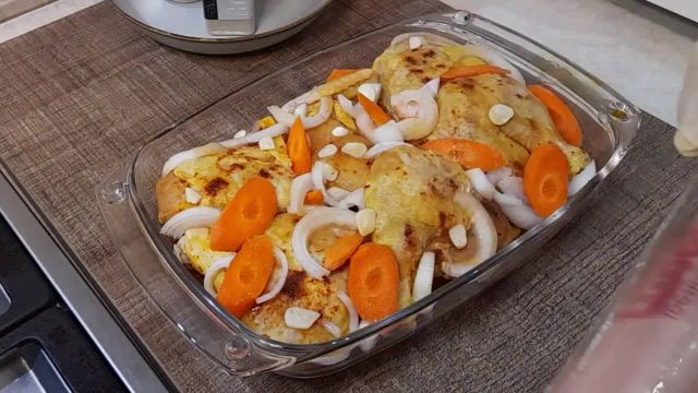 طرز تهیه مرغ تنوری زعفرانی و خوشمزه با سبزیجات در فر