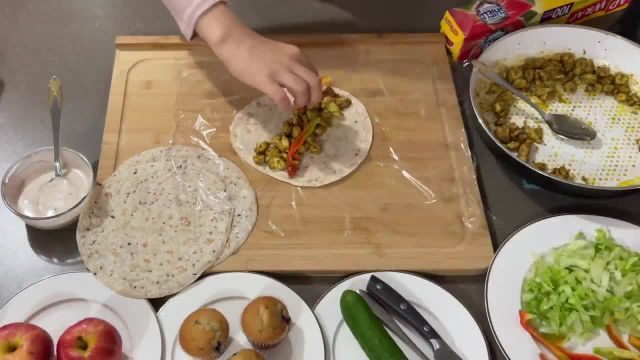 طرز تهیه چكن رَپ غذای مخصوص افغانی برای تغذیه دانش آموزان