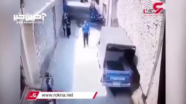 ریختن آوار بر سر چند زن و مرد در یک خیابان