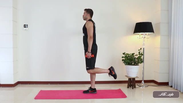 اجرای حرکت بدنسازی بیرون پا در حالت ایستاه و زانوی خم با دمبل