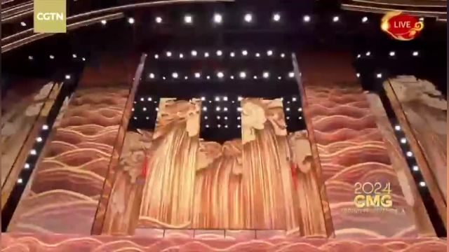 اجرای نمایش آکروبات «جهش از دروازه اژدها» در شب نشینی عید بهار رادیو و تلویزیون مرکزی چین