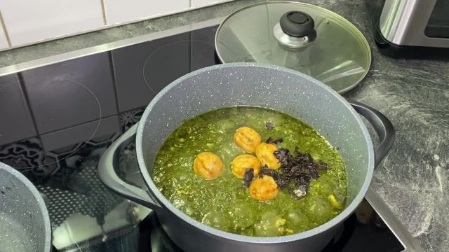 طرز تهیه خورشت قورمه سبزی با سبزی تازه تصویری