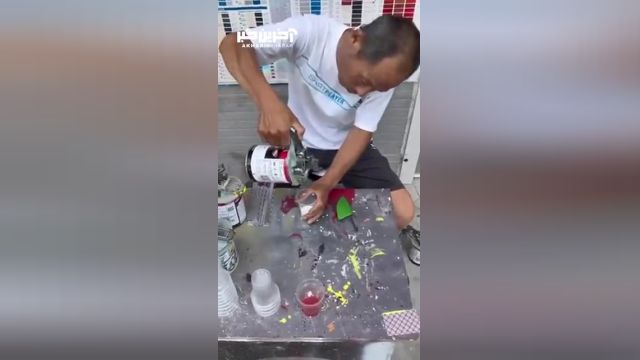 مهارت یک مرد چینی در ساخت رنگ های جدید