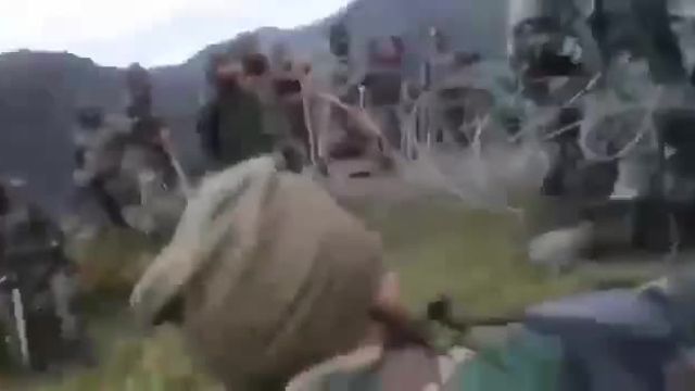 فیلم درگیری با چوب و چماق سربازان چین و هند در خط مرزی | ویدیو