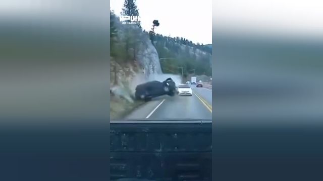 لحظه برخورد خودرو با کوه بعد از سبقت غیرمجاز