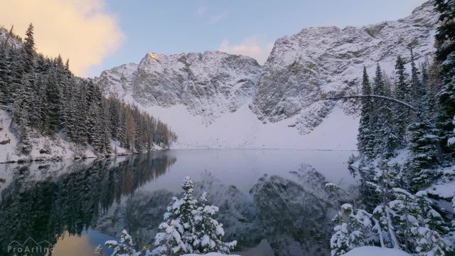 مناظر شگفت انگیز زمستانی از مسیر دریاچه آبی | ویدیوی آرامش در دریاچه کوهستانی با صداهای طبیعت