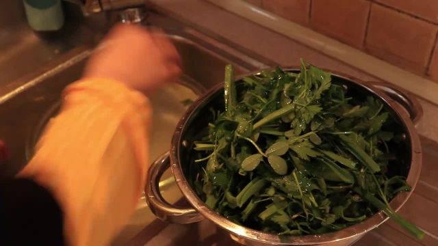 نحوه ی آماده کردن سبزی قرمه سبزی (شستن، پاک کردن و سرخ کردن سبزی)