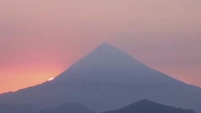 کلیپ طلوع خورشید از پشت کوه های دماوند