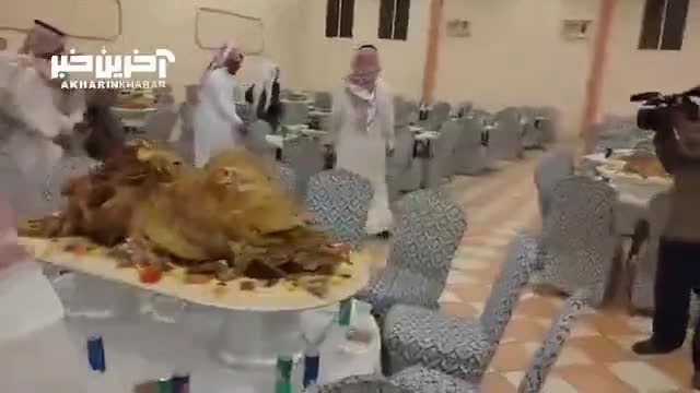 ویدئو سرو و برش زدن شتر‌های بریانی غول پیکر در عروسی عربی
