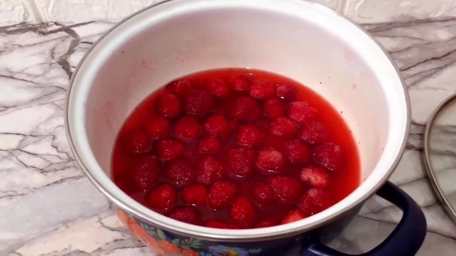 طرز تهیه مربای توت فرنگی خوشمزه و شفاف با عطر و طعمی بی نظیر