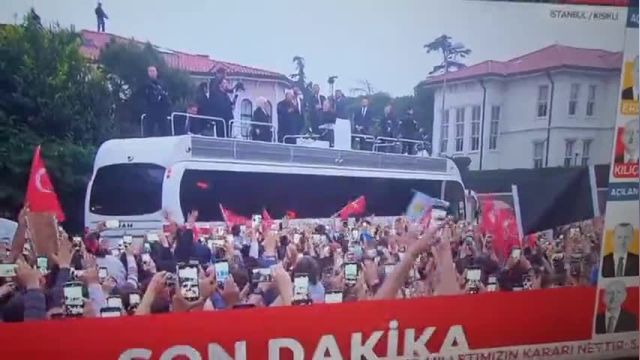 آواز خوانی اردوغان در میدان تکسیم بعد از پیروزی در انتخابات