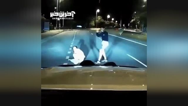 لحظه پریدن یک زن مقابل خودرو برای اخاذی و گرفتن خسارت