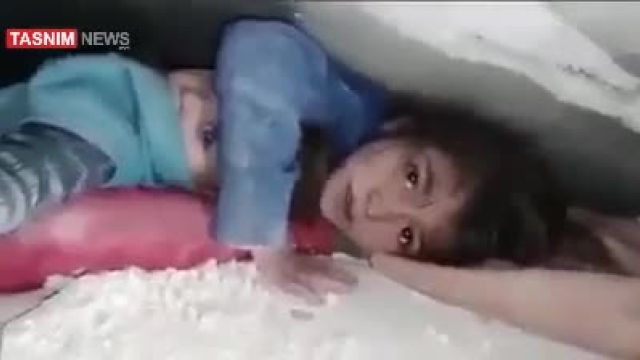 2 کودک محبوس شده زیرآوار در ادلب سوریه | ویدیو