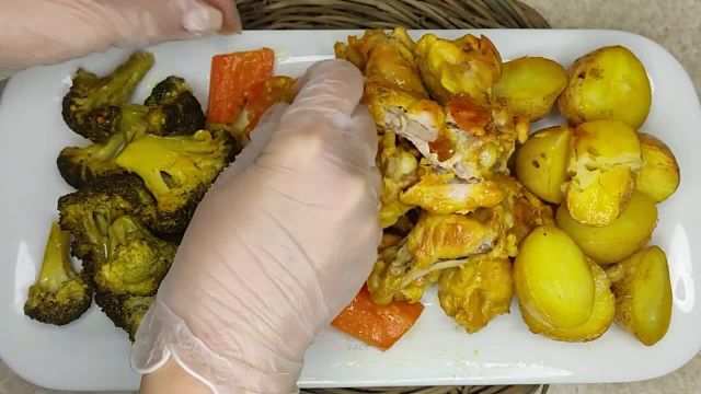 طرز تهیه مرغ گریل شده با سبزیجات در فر