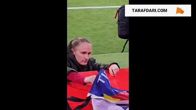 هیجان هواداران بارسلونا در هنگام امضا گرفتن از تیم زنان