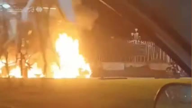 ویدئویی از آتش گرفتن خودروی پراید در طرقبه