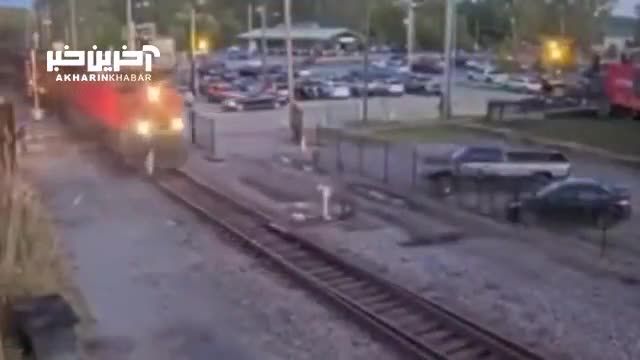 لحظه برخورد قطار با یک جوان حواس پرت + ویدئو