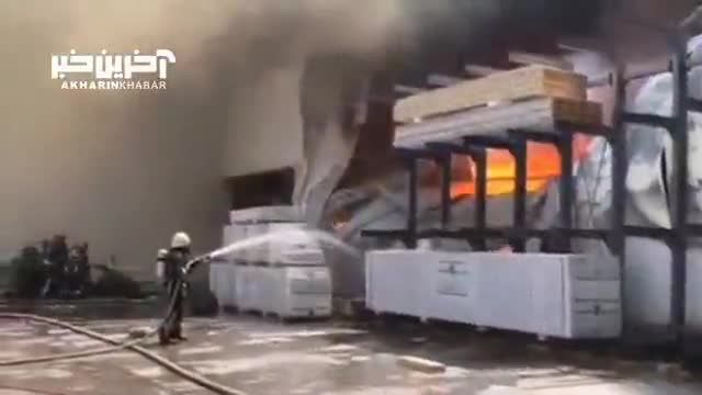 آتش‌ سوزی یک کارخانه تولید فوم در شهرک صنعتی شیراز
