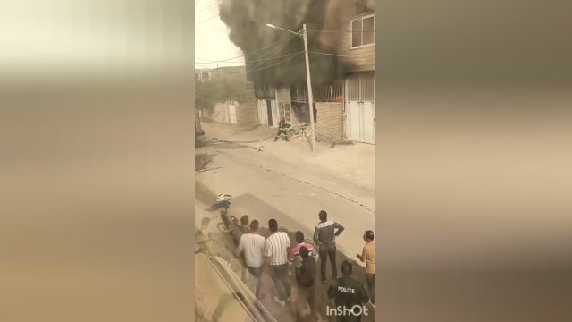 ریزش آوار روی سر آتش نشان مشهدی در حادثه آتش‌ سوزی کارگاه مبل‌ سازی کلات