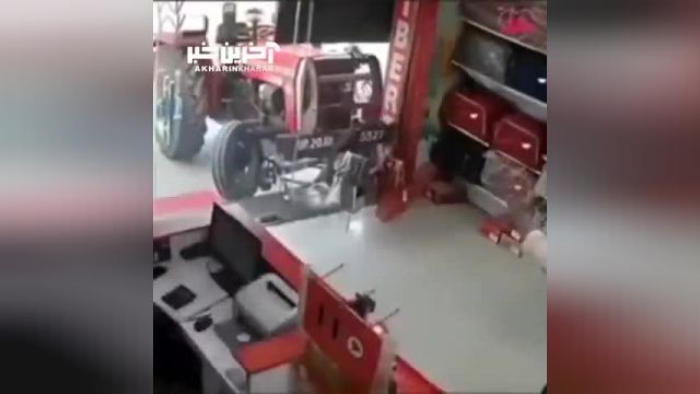 تراکتور بدون راننده وارد مغازه شما می‌شود!