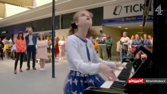 پیانو نوازی دختر نابینا همه را به گریه انداخت | ویدیو