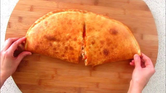 طرز تهیه پیتزا کالزونه در نان بولانی با سس مخصوص