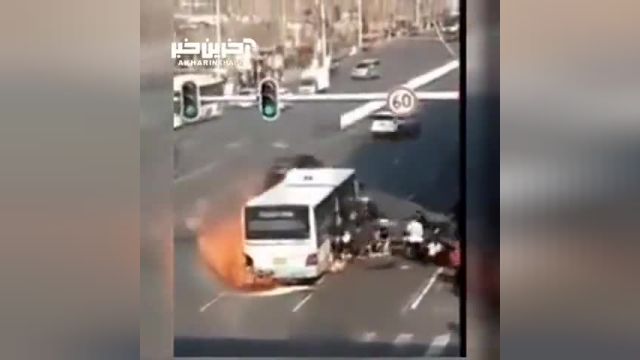 آتش گرفتن اتوبوس در وسط خیابان
