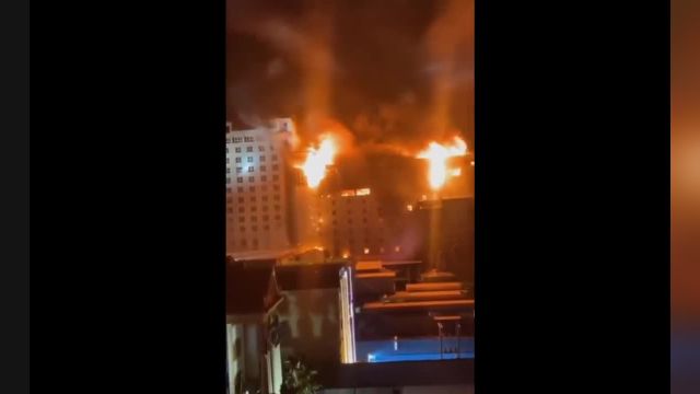 فیلم آتش سوزی گسترده در هتلی در مرز کامبوج و تایلند که 40 کشته و زخمی برجا گذاشت