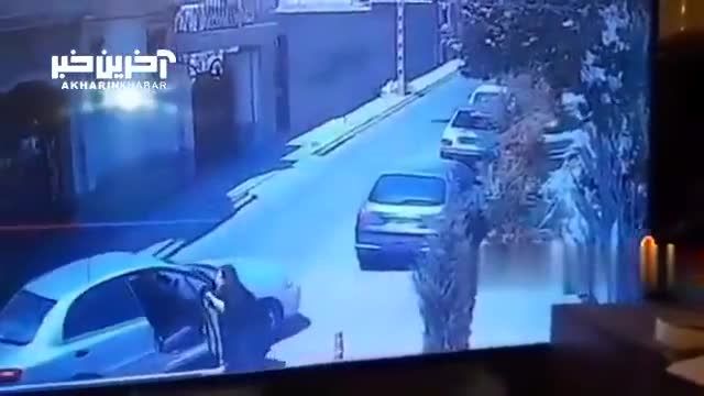 لحظه سرقت خودرو هنگام خروج از پارکینگ