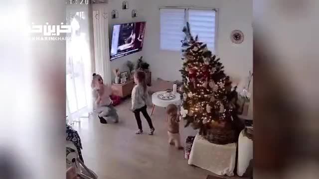 واکنش جالب پسر بچه پس از خراب کردن درخت کریسمس