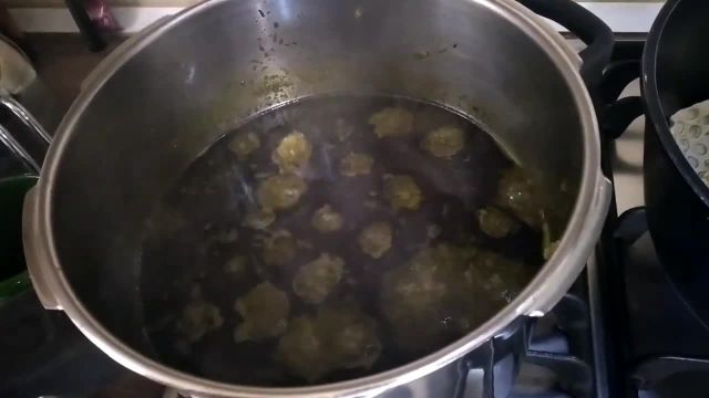 روش تهیه قرمه سبزی خوشمزه و خوشرنگ با گوشت و لیمو عمانی