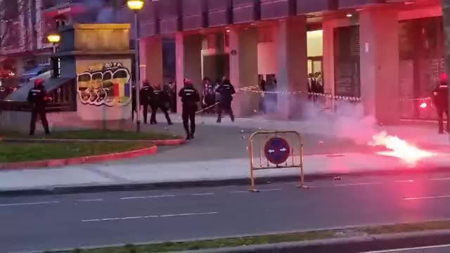 درگیری هواداران رم و سوسیداد در اسپانیا؛ پلیس وارد ماجرا شد | ویدئو