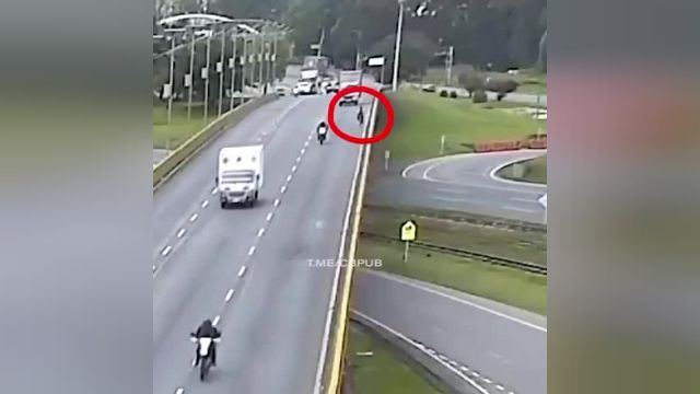 پرتاب شدن وحشتناک دوچرخه‌سوار از روی پل توسط راننده بی‌رحم | ویدیو