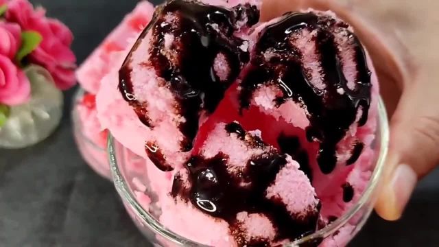 طرز تهیه بستنی توت فرنگی خوشمزه و خوش خوراک به روش خانگی