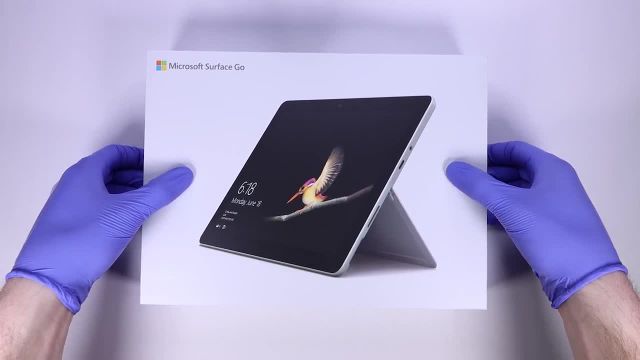 آنباکس و مقایسه Surface Go با iPad نسل 7