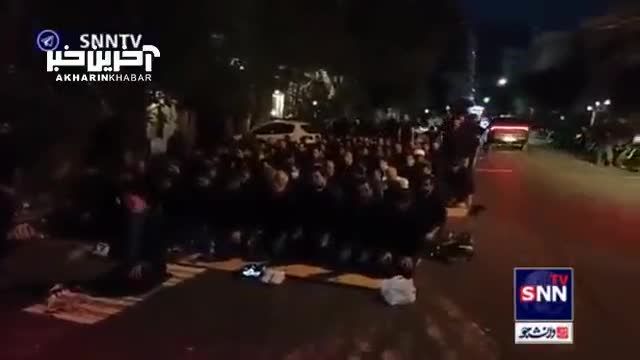 اقامه نماز جماعت دانشجویان معترض مقابل سفارت سوئد