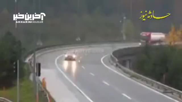 لحظه سقوط یک 18 چرخ به ته دره در یک جاده بارانی
