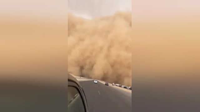وحشت سرنشینان خودروها از تماشای تصاویر توفان شن در مصر