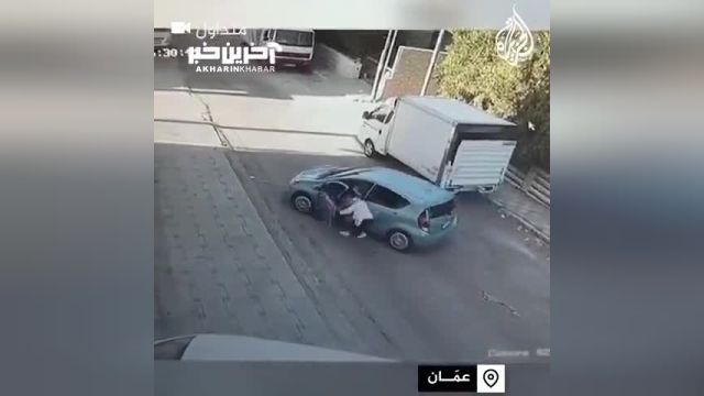 سرقت خودروی یک زن هنگام پارک کردن | ویدئو