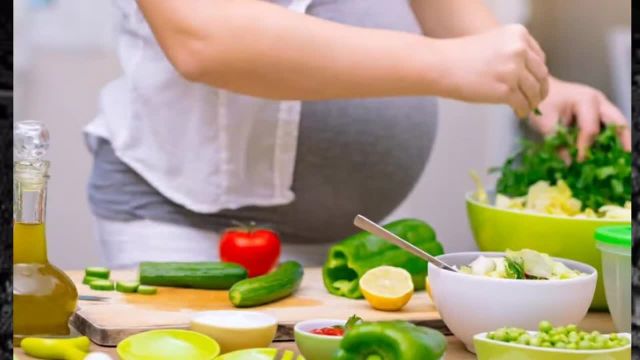 اهمیت تغذیه سالم در بارداری | بهترین مواد غذایی مورد نیاز مادران باردار