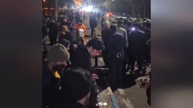 تجمع مردم در محل حادثه تروریستی کرمان: شعله‌ور شدن شمع های انسانیت