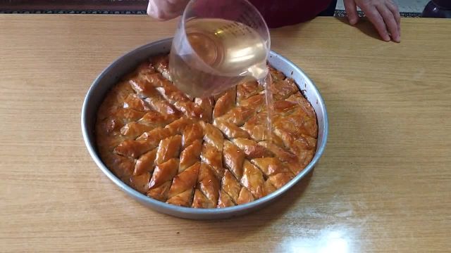 طرز تهیه شیرینی باقلوا با شهد مخصوص به سبک افغانی