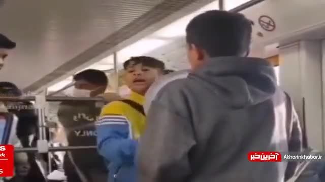 خوانندگی 2 نوجوان در مترو  با آهنگ دونه دونه محسن ابراهیم زاده