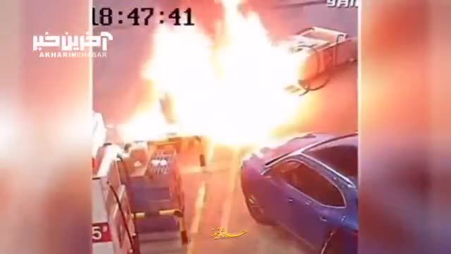 بی احتیاطی راننده در پمپ بنزین سبب آتش سوزی شد