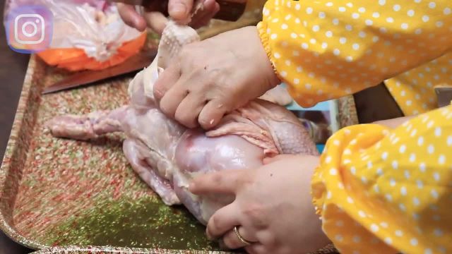 روش پوست گیری و بی استخوان کردن مرغ