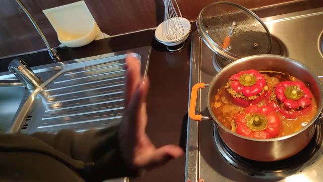 طرز تهیه دلمه فلفل قرمز مجلسی و خوشمزه غذای سنتی و اصیل ایرانی