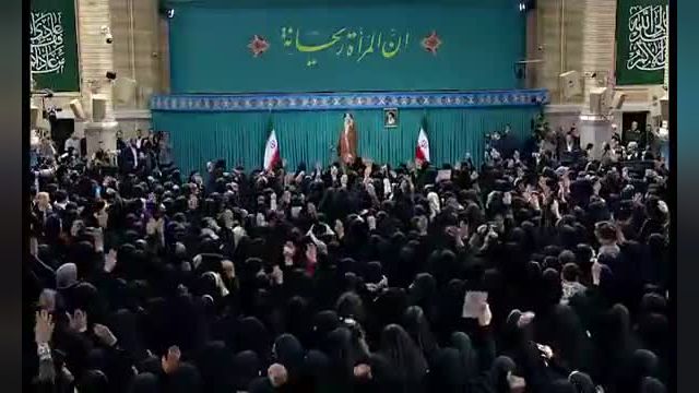 لحظه ورود رهبر انقلاب به حسینیه امام(ره) را ببینید