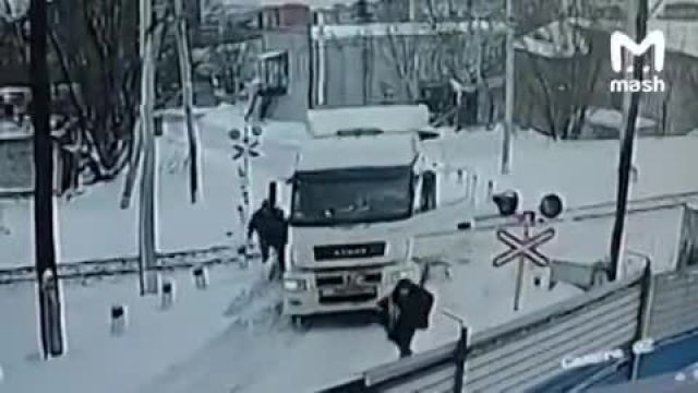 فیلم شگفت‌انگیز: برخورد وحشتناک قطار با تریلی در نزدیکی مسکو